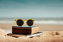 Photo d'un livre sur une plage